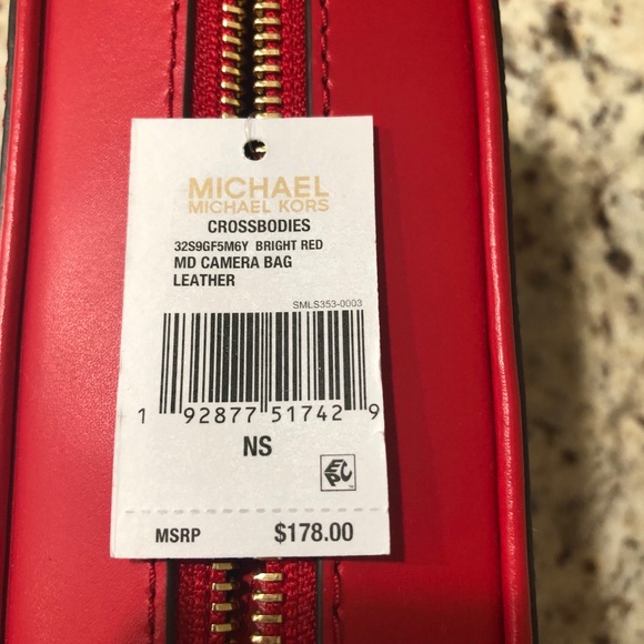 MICHAEL KORS Medium Camera Crossbody - Picture 5 of 6